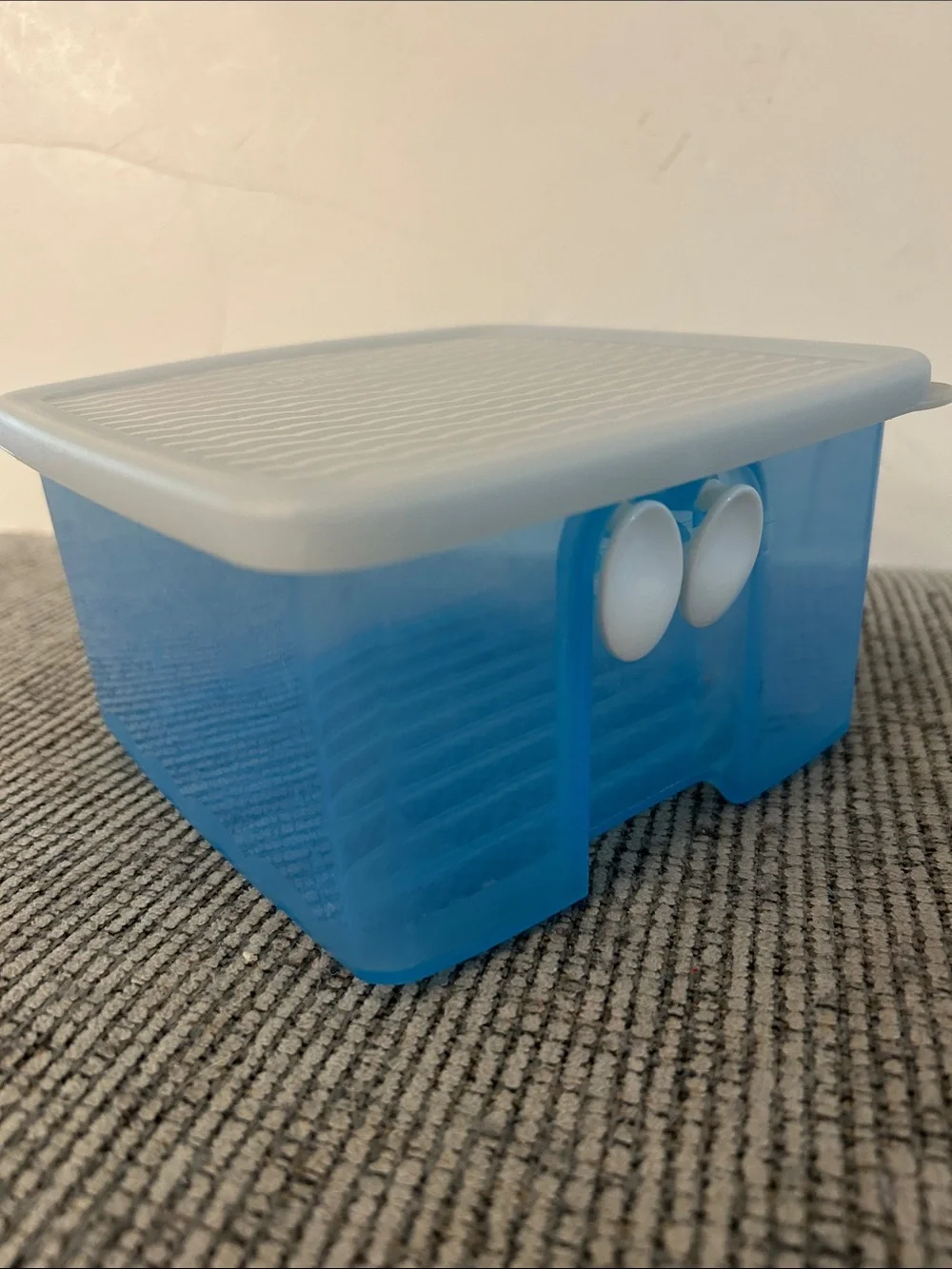 Tupperware FridgeSmart Small container light blue square with white lid & vents